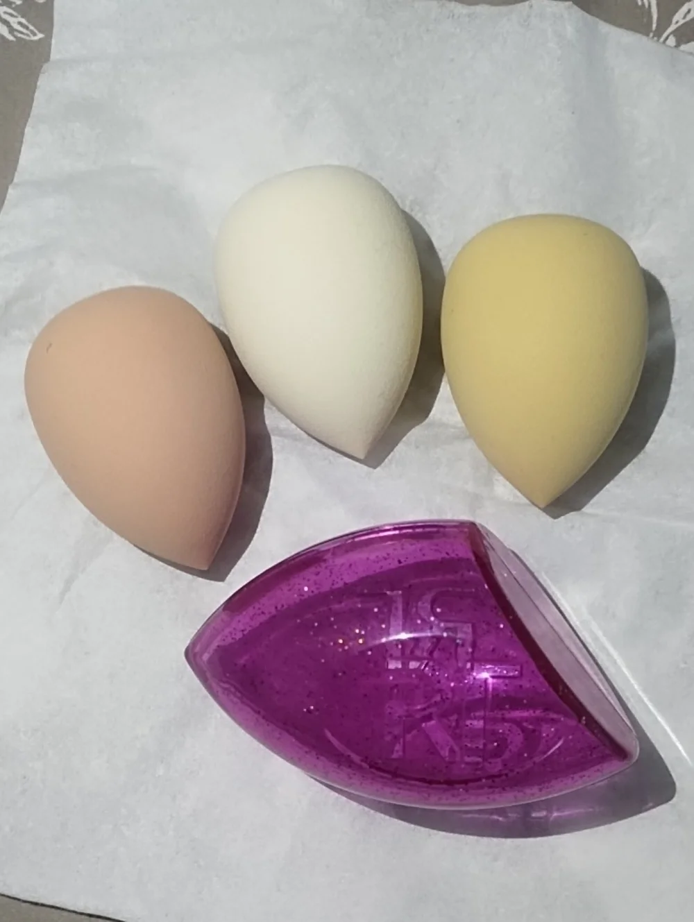 Makeup Sponge Set with Glitter Pink Holder - Beige, White, Yellow
